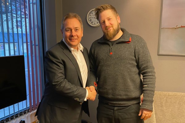 Glenn Haglund hilser på Håvard Buer